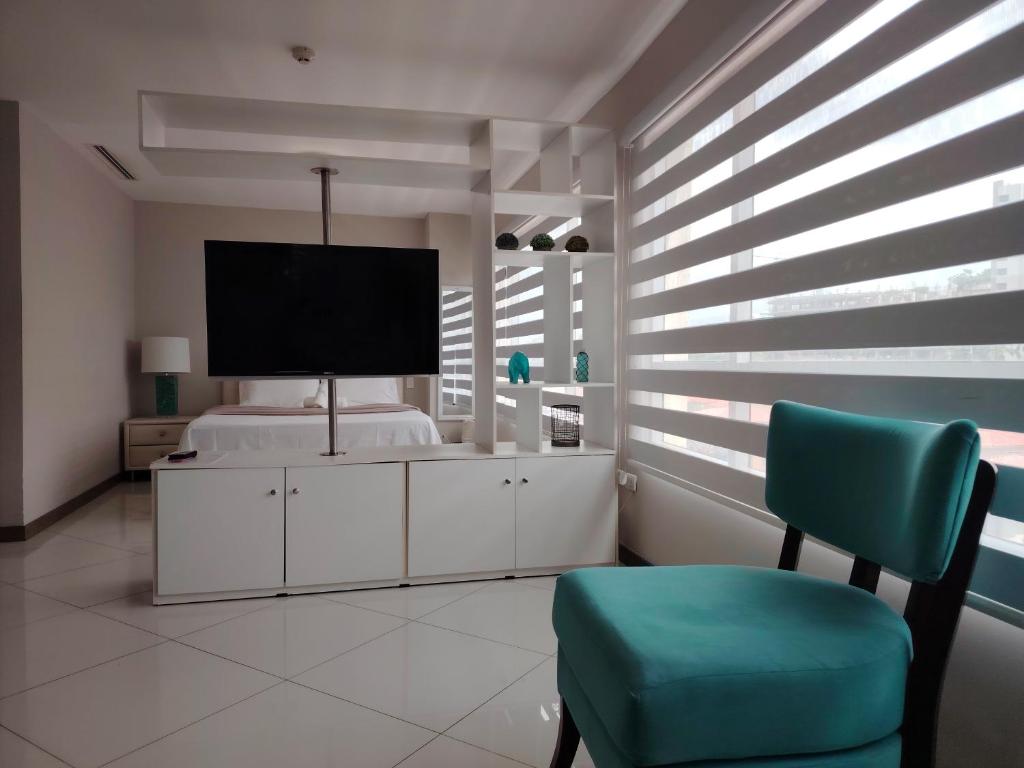 Μια τηλεόραση ή/και κέντρο ψυχαγωγίας στο Suite at Pacific Plaza / Parque Empresarial Colón