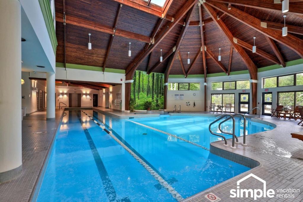 Πισίνα στο ή κοντά στο Cedarwood Retreat - 3BR Vermont Condo with Spa, Pool, Fireplace & Private Sauna