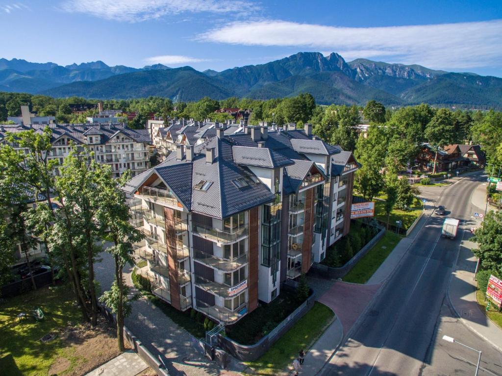 une vue aérienne sur un bâtiment avec des montagnes en arrière-plan dans l'établissement StaraPolana.EU & SPA, à Zakopane