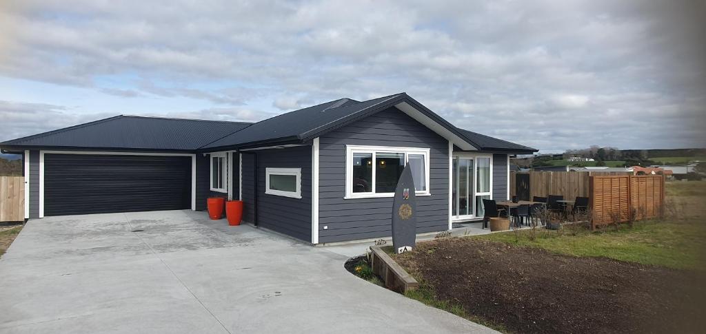 WaiotahiにあるWaiotahi Beach Houseの庭の小屋