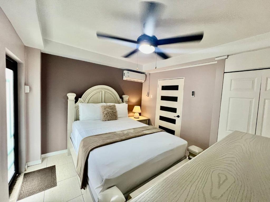 una camera con letto e ventilatore a soffitto di Pineridge Hideaway 1 Bedroom Apartment #1 ad Arouca
