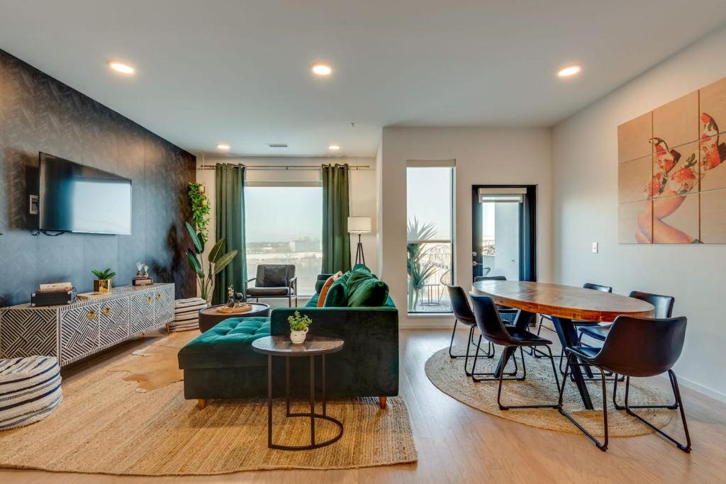 una sala de estar con una mesa y un sofá en Luxury 2-bd, 2-bth Downtown Riverfront, Park Free, en Nashville
