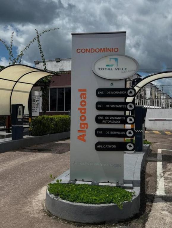 a sign in front of a car dealership at Apartamento Confortável Para COP-30 in Marituba