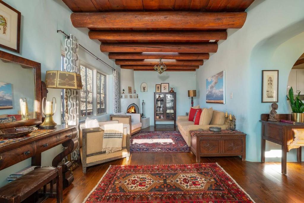 Χώρος καθιστικού στο Beautiful, Modernized Adobe On Historic East Side