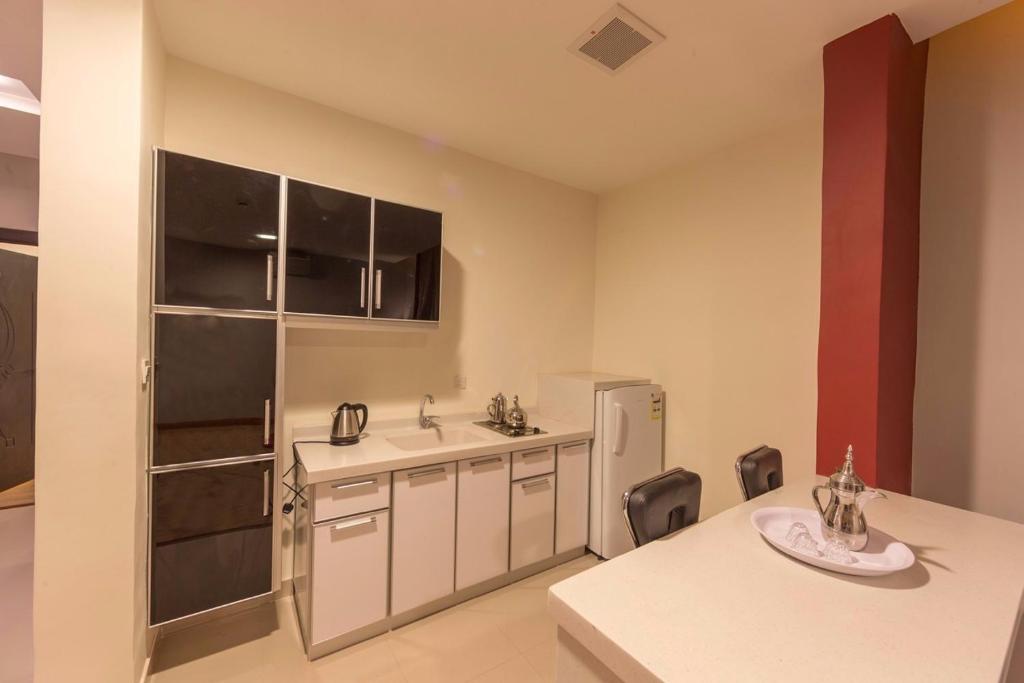 Kuchyň nebo kuchyňský kout v ubytování رؤوم ان للشقق الفندقية-Raoum Inn Hotel Apartments