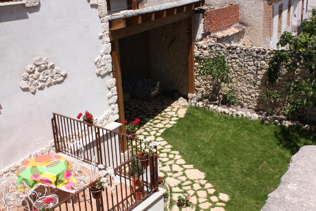 an external view of a garden with a patio and lawn at Casa de Laura in Aldeasoña