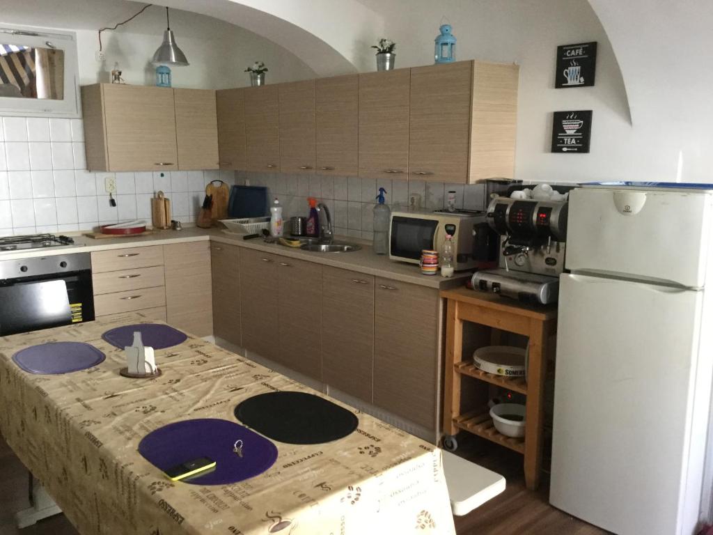 Kuchnia lub aneks kuchenny w obiekcie Avas Apartman
