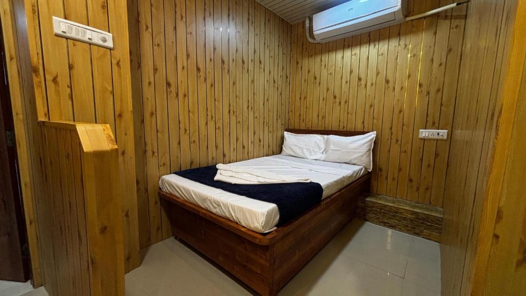 En eller flere senge i et værelse på Pks hotel shahanai