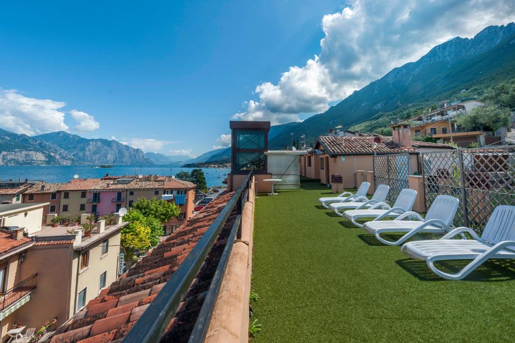 uma fila de espreguiçadeiras sentadas num telhado em Hotel Sorriso em Brenzone sul Garda