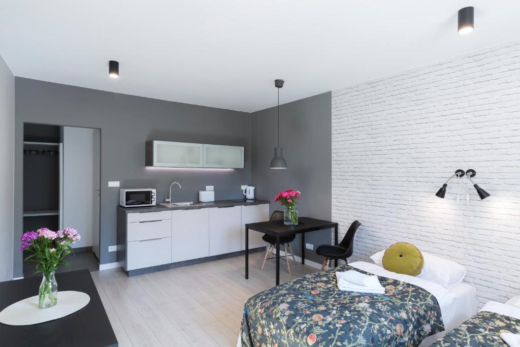 Antique Apartments Old Town - Studio Apartment - Sw. Krzyża 11A Street