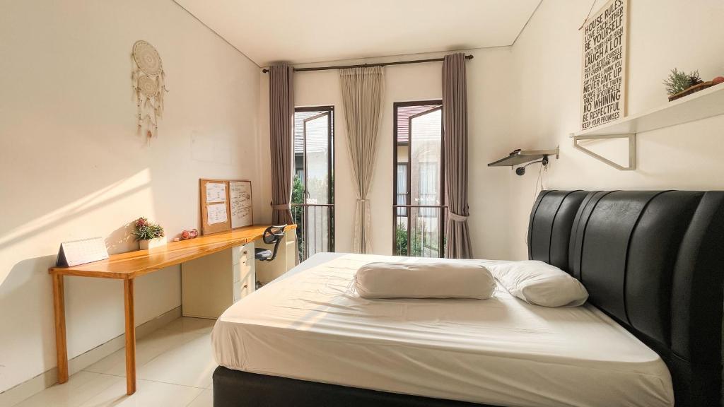 Postel nebo postele na pokoji v ubytování Treevilla 3 Bedroom Home with Private Pool in Jagakarsa South Jakarta