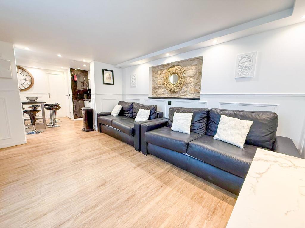 un soggiorno con divano blu e pavimenti in legno di 113 - Urban Vuitton Lemoine a Parigi