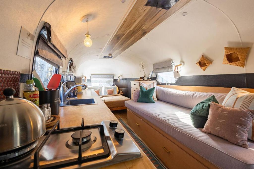 NogalにあるSilver Bullet Airstream, El Mistico Glamping Ranchのリビングルーム、キッチン付きのリビングルーム