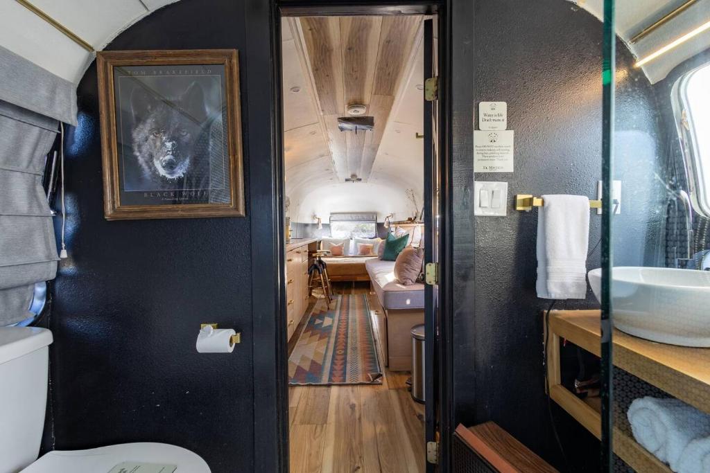 Galeriebild der Unterkunft Silver Bullet Airstream, El Mistico Glamping Ranch in Nogal