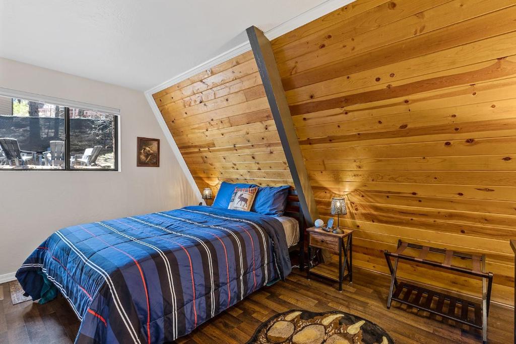 Postel nebo postele na pokoji v ubytování Nakai Trail 4-br A-frame Firepit Game Rm Sauna