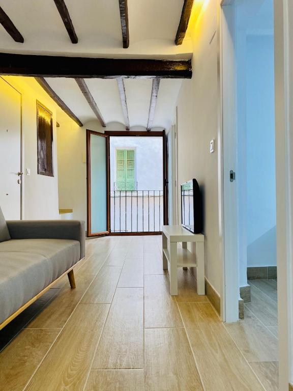 a living room with a couch and a table at Apartamento a un minuto de la playa HORT in Villajoyosa