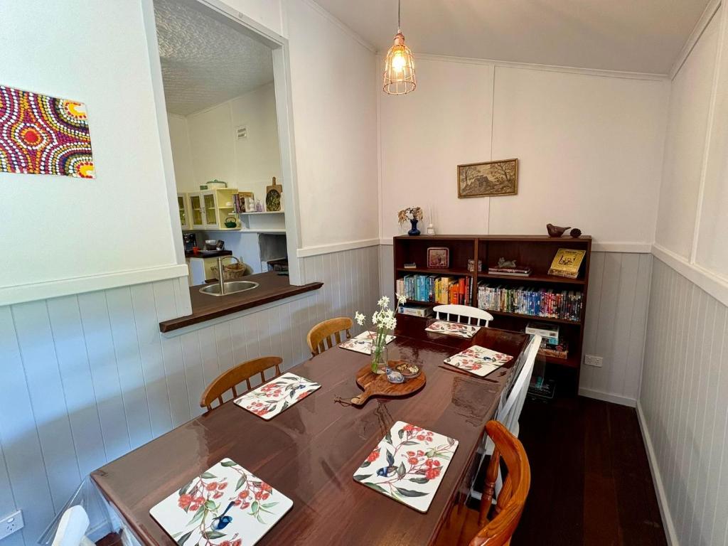 ein Esszimmer mit Tisch und Stühlen in der Unterkunft The Butchers Cottage in Nannup