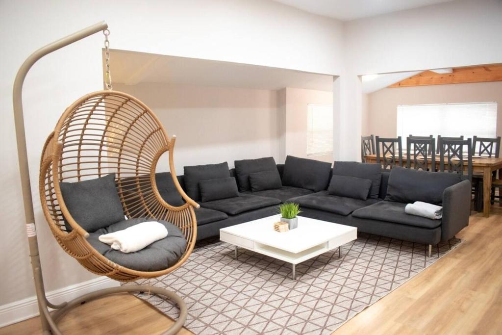 タンパにあるGlamorous Ybor Home Near Downtown 3brのリビングルーム(籐の椅子、ソファ付)