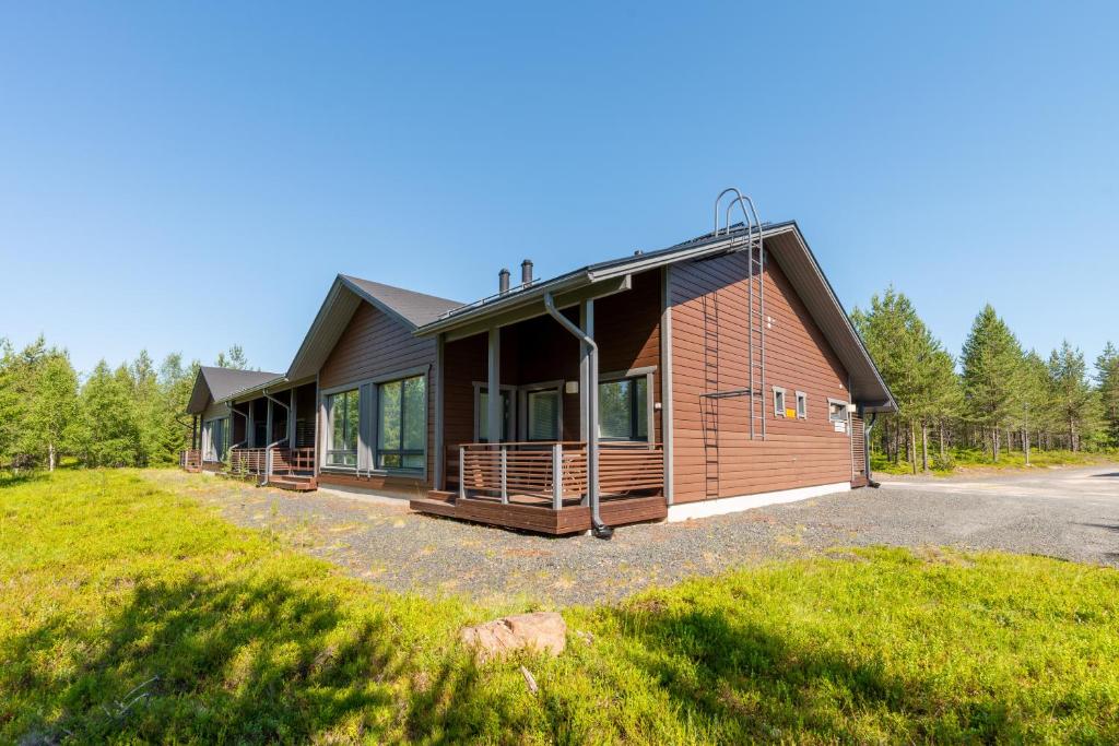 ルカにあるKotokuusi 2 - Monipuoliset ulkoilumahdollisuudet, sisältää siivouksenの道路沿いに大きな建物がある家