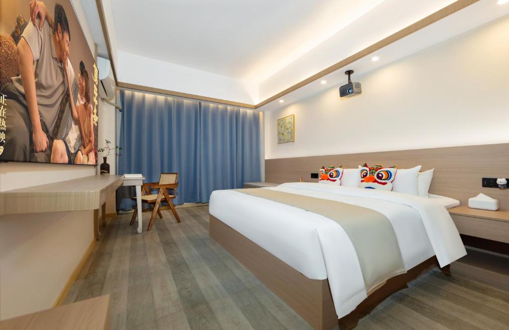 張家界市にあるLighthouse Hotelの部屋にある大きな白いベッドのある寝室