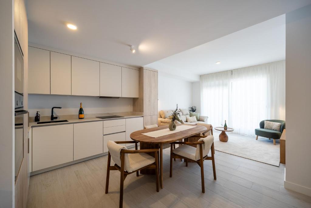 eine Küche und ein Esszimmer mit Tisch und Stühlen in der Unterkunft Calma & Beach Estepona Retreat in Estepona