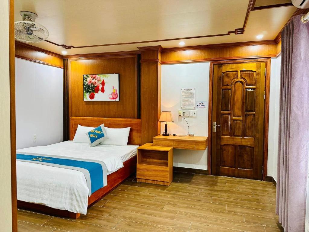 a small bedroom with a bed and a desk at Hai Phat Hotel in Tam Tài