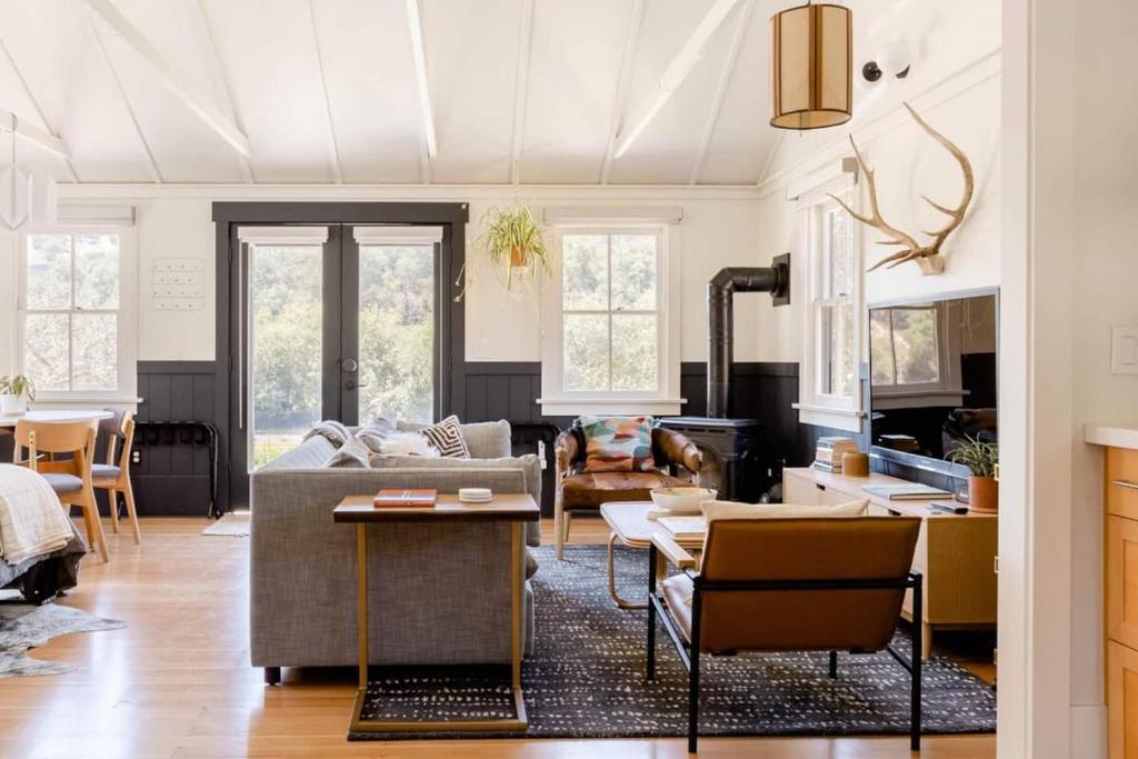 Khu vực ghế ngồi tại Wild Hair Studio-stylish Farm Stay W Ev Charger