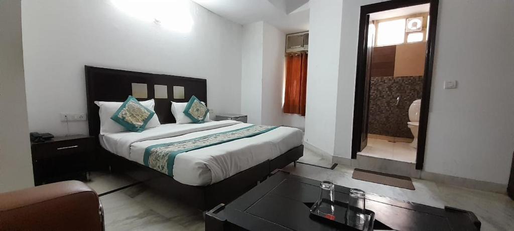 a hotel room with a bed and a mirror at Hotel Mandakini -Near Karol Bagh Metro Station in New Delhi