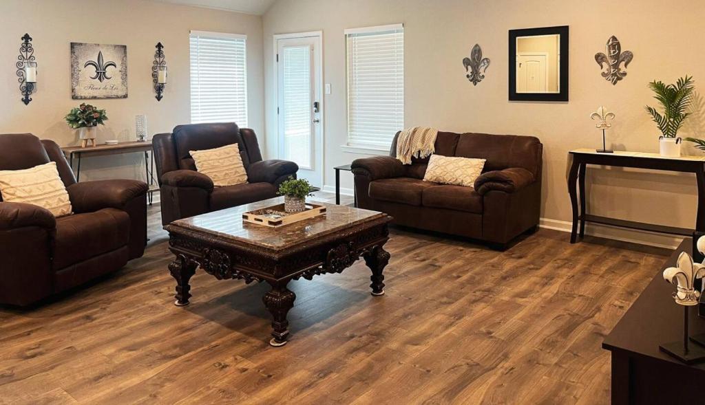 ein Wohnzimmer mit Sofas und einem Couchtisch in der Unterkunft Spacious 2 Kings Fast WiFiNear Plants in Lake Charles