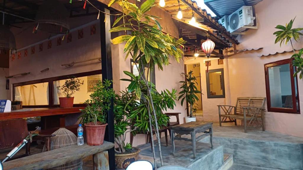 Khu vực ghế ngồi tại Maidi Homestay Mui Ne