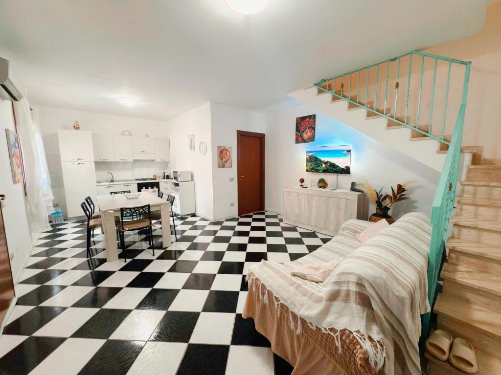 ein Zimmer mit Schachbrettboden und einer Treppe in der Unterkunft Domu Nova in Pula