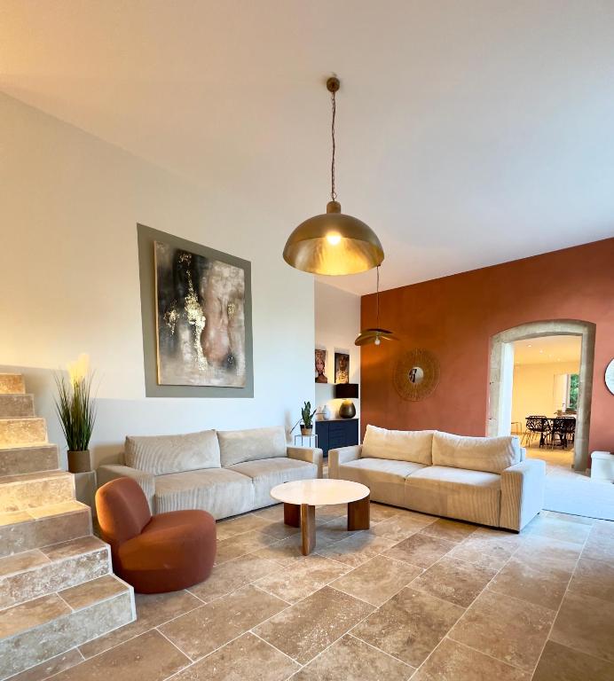 un salon avec un canapé et une table dans l'établissement La grange du château Favor, à Bourg-de-Péage