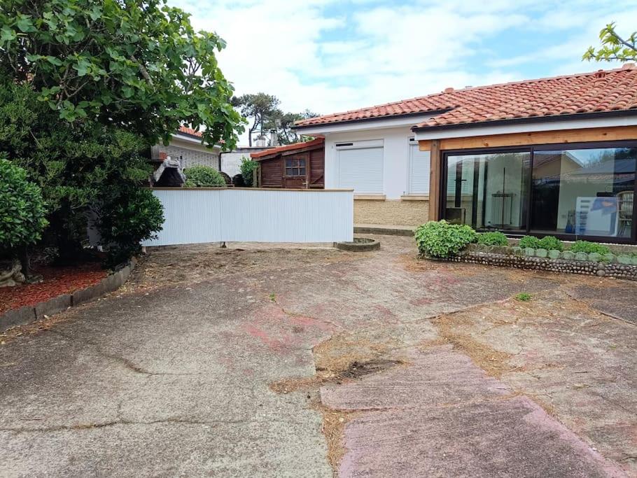 a house with a driveway in front of it at Maison à Vieux Boucau les Bains in Vieux-Boucau-les-Bains