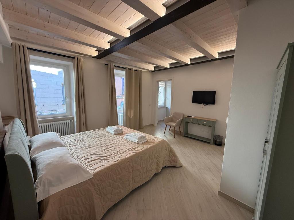 una camera da letto con un letto e una TV in una stanza di La Dimora Di Roberta a Montalcino