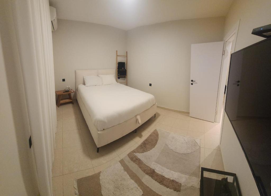 a bedroom with a large white bed in a room at יחידת נופש ריף in Eilat