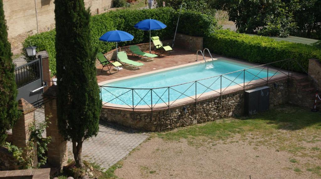 The swimming pool at or close to Il Pozzo Di Sant'Andrea