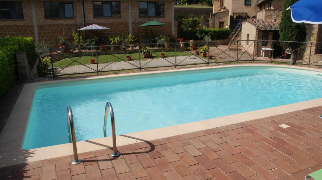 The swimming pool at or close to Il Pozzo Di Sant'Andrea