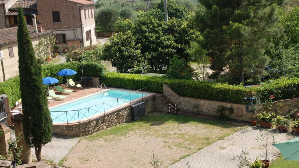 The swimming pool at or close to Il Pozzo Di Sant'Andrea