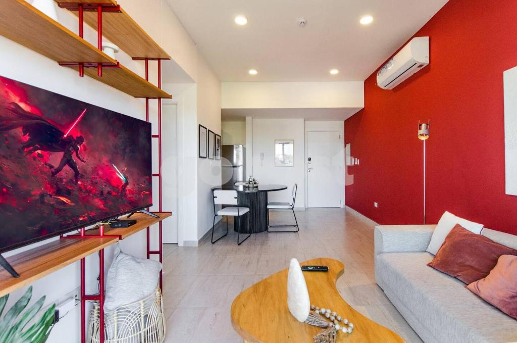 una sala de estar con un sofá y una mesa en Bold Apartment 10 Min From Shopping Mcal Lopez, en Asunción