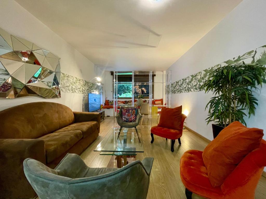 een woonkamer met een bank en stoelen bij Tour Eiffel Francois Gerard in Parijs