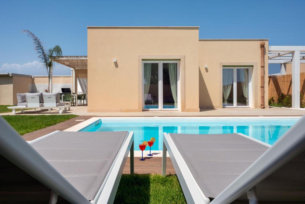une villa avec piscine et une maison dans l'établissement Villa Medusa, à Brucoli
