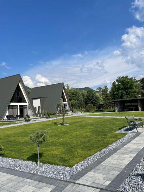a park with a bench in front of a building at Cabanele Marcus in Statjunea Borsa
