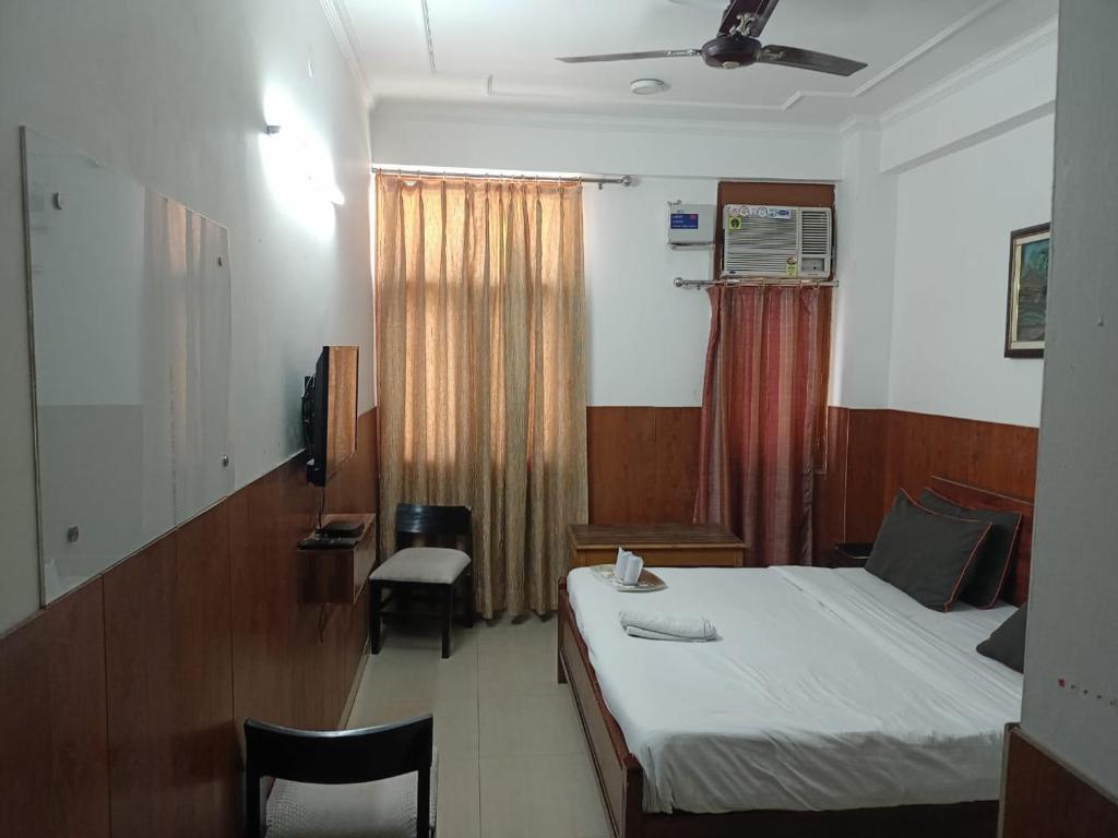 TV a/nebo společenská místnost v ubytování hotel Noida royal residency