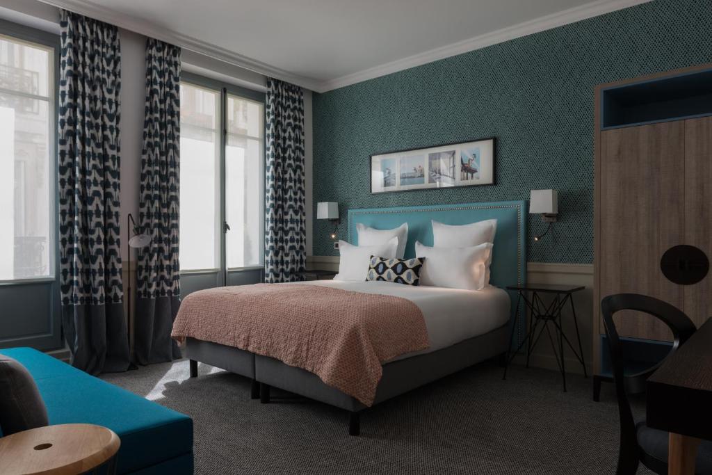 パリにあるオテル アデル ＆ ジュールの緑の壁のベッドルーム1室(ベッド1台付)