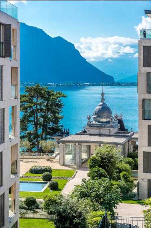Modern Montreux 2 Bedroom Apartment - Lake View