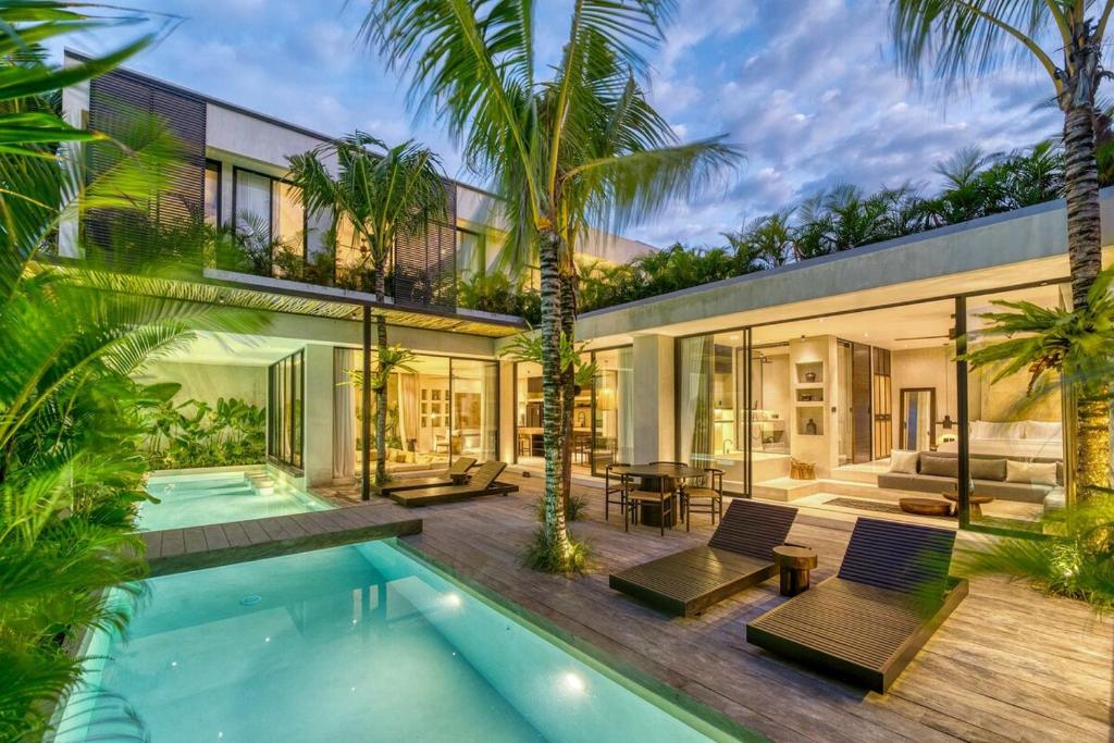 Bazén v ubytování Casa Hugo2 3BR Luxury Oasis in Central Canggu nebo v jeho okolí