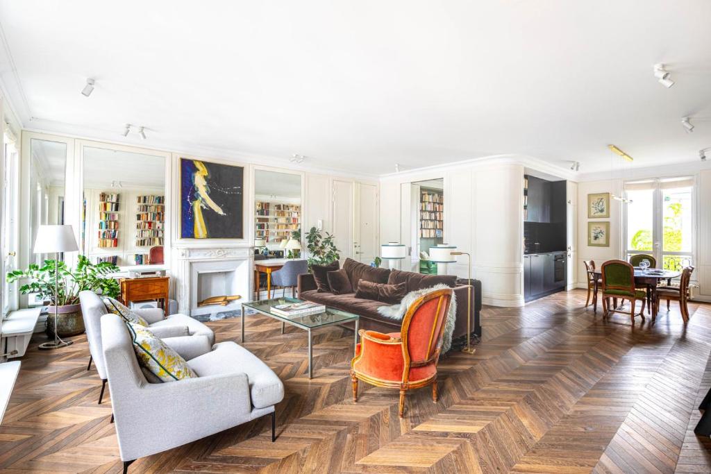 un salon avec un canapé et une cheminée dans l'établissement GuestReady - Parisian stay near the Eiffel Tower, à Paris