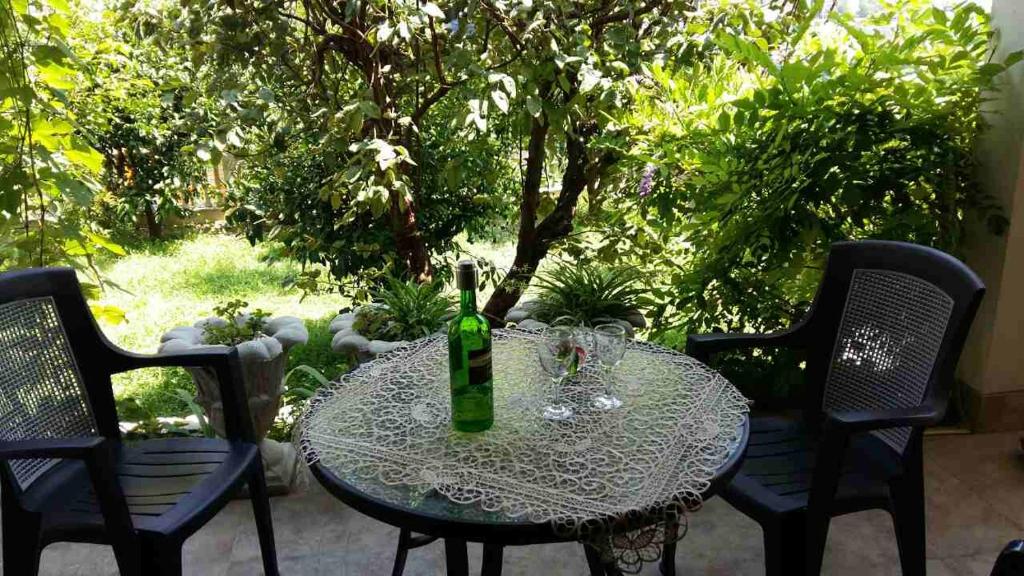 un tavolo con una bottiglia di vino e dei bicchieri sopra di Glorious a Kotor (Cattaro)