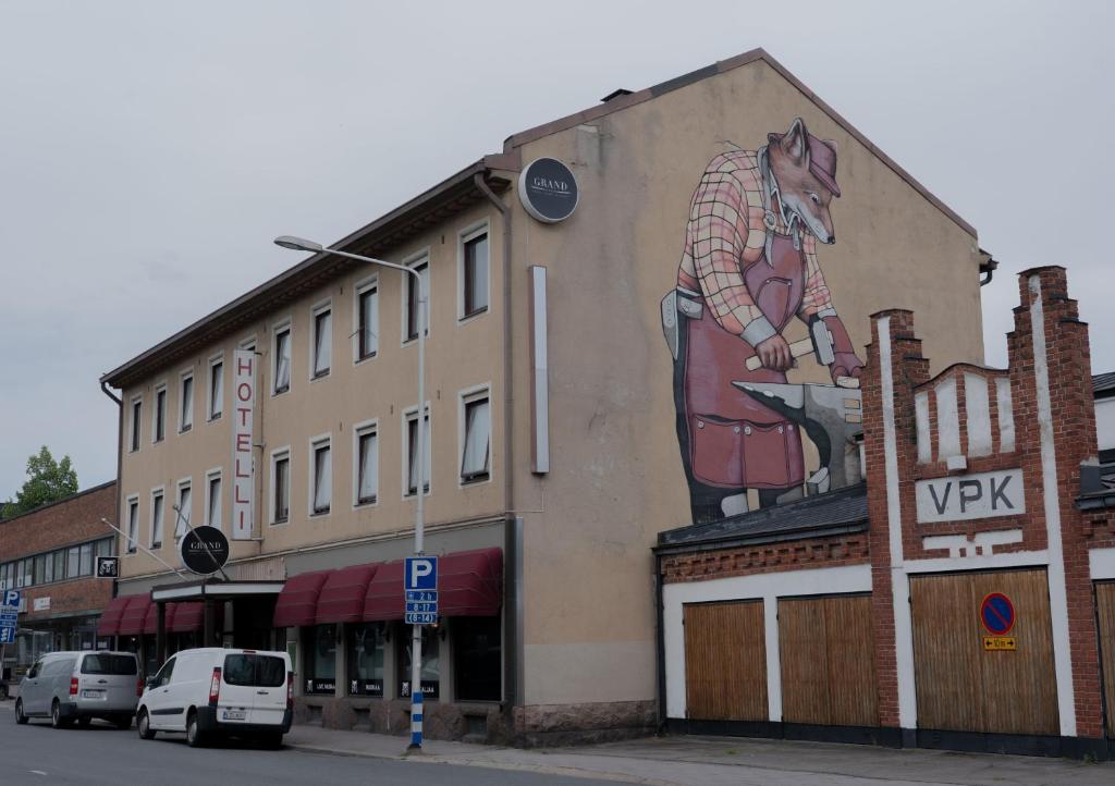 un edificio con una gran pintura en el costado en Grand Salo Hotel, en Salo