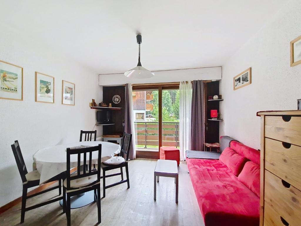 un salon avec une table et un canapé rouge dans l'établissement Portes Du Soleil PSB187 TELECABINE & MOUNTAIN 4 Per, à Châtel